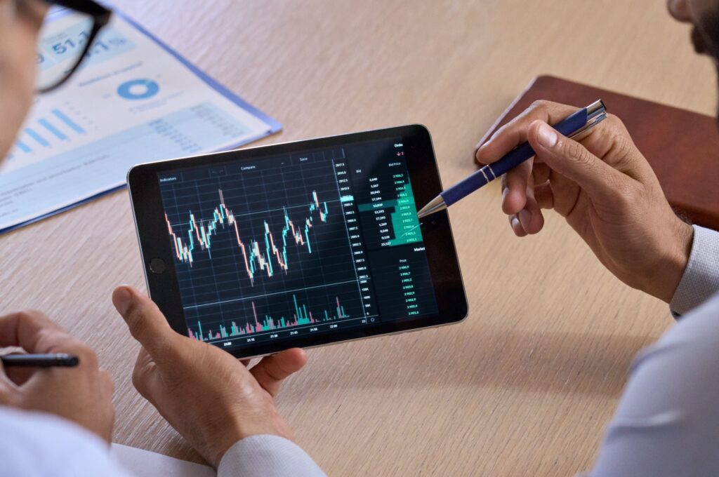 Kev Sib Piv Ntawm Stock Trading thiab Crypto Trading rau Hmoob: Koj Puas Paub Txawv?